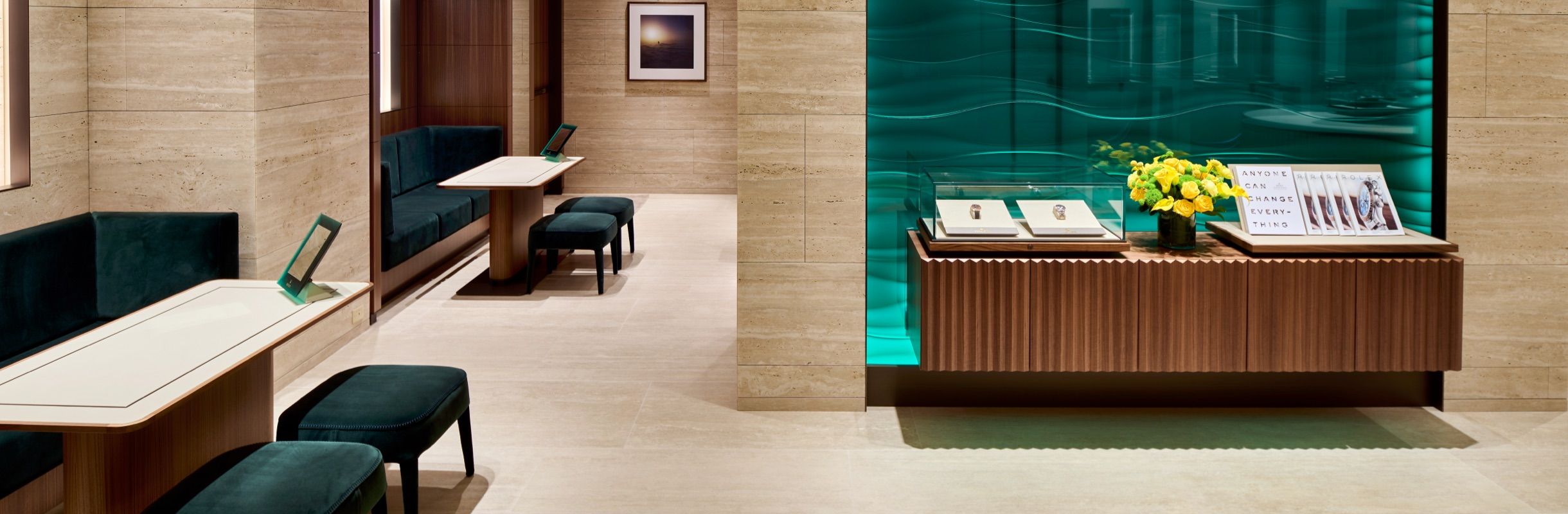 表参道のロレックスのショールームを見る